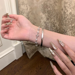 银色鸢尾花十字架手链女款2025新款轻奢小众精致清冷感叠戴手镯女