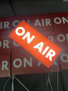 on air亚克力灯箱led背景氛围感网红直播间广告牌发光字定制logo