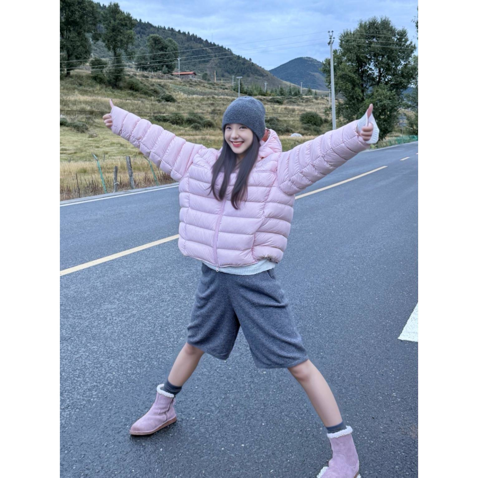 95白鸭绒2025新款户外排骨羽绒服女轻薄时尚连帽云朵泡芙冬季外套