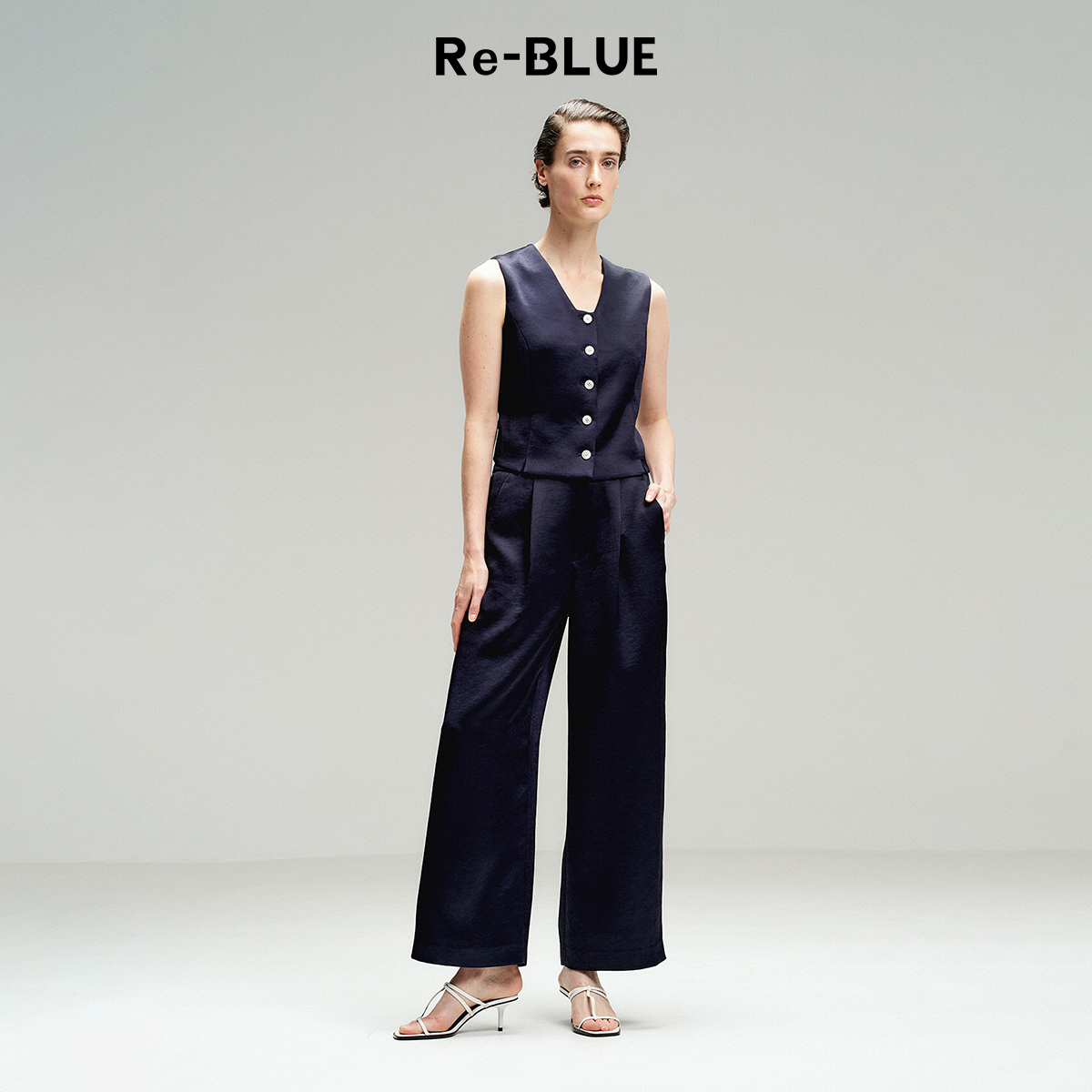 静奢风极简V领无袖马甲上衣