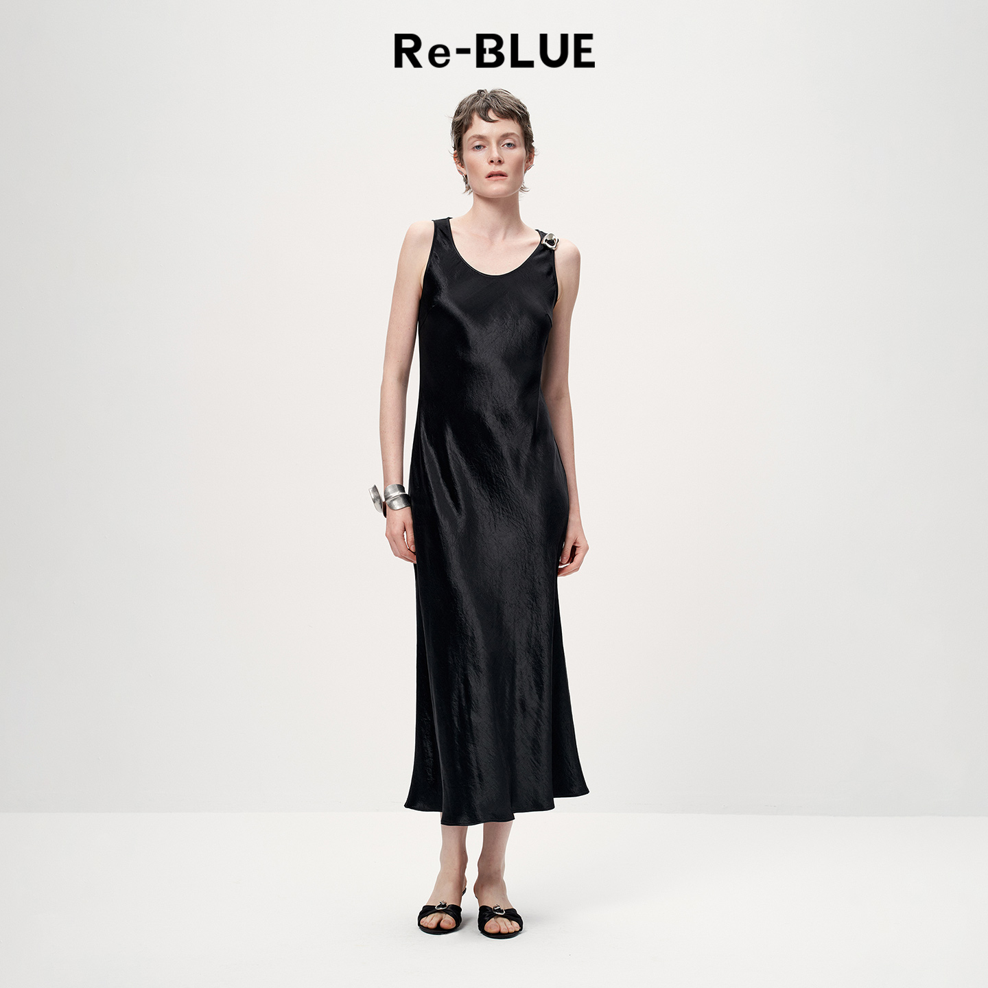 Re-BLUE轻奢宽肩带U领缎面连衣裙