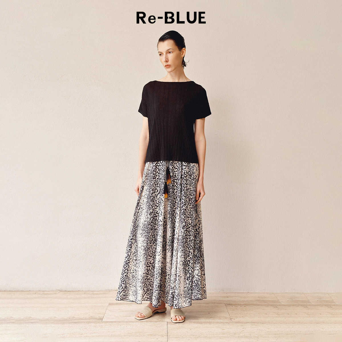 Re-BLUE轻奢优雅女装简约设计感压褶肌理面料短袖上衣