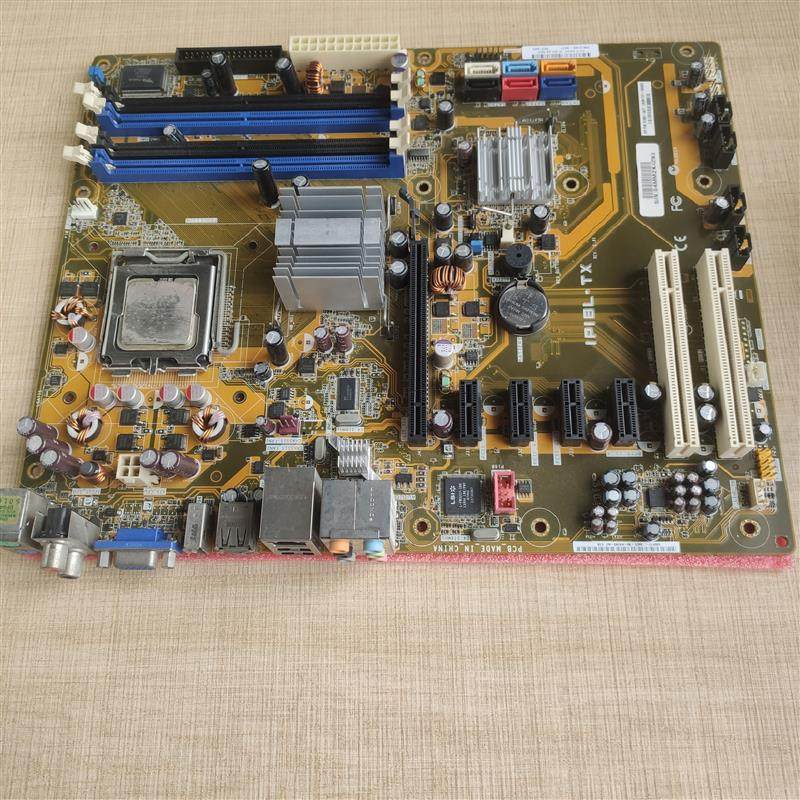 华硕主板IPIBL-TX集成显卡带1394接口。成色轻微使用痕迹