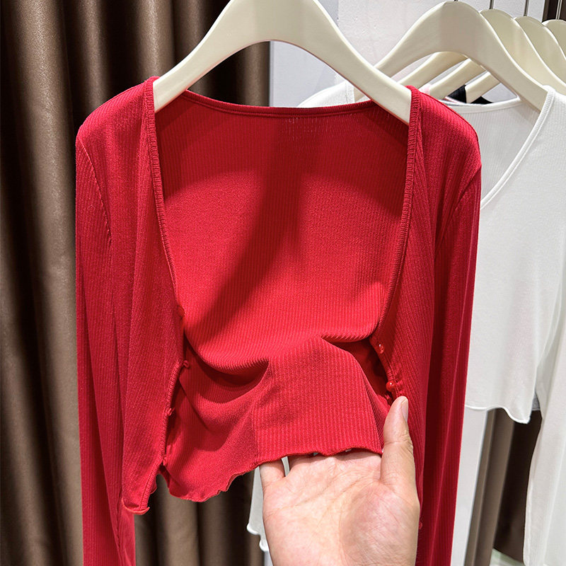 气质螺纹针织红色冰丝防晒开衫女夏季新款配吊带外搭短款披肩罩衫 - 实物图