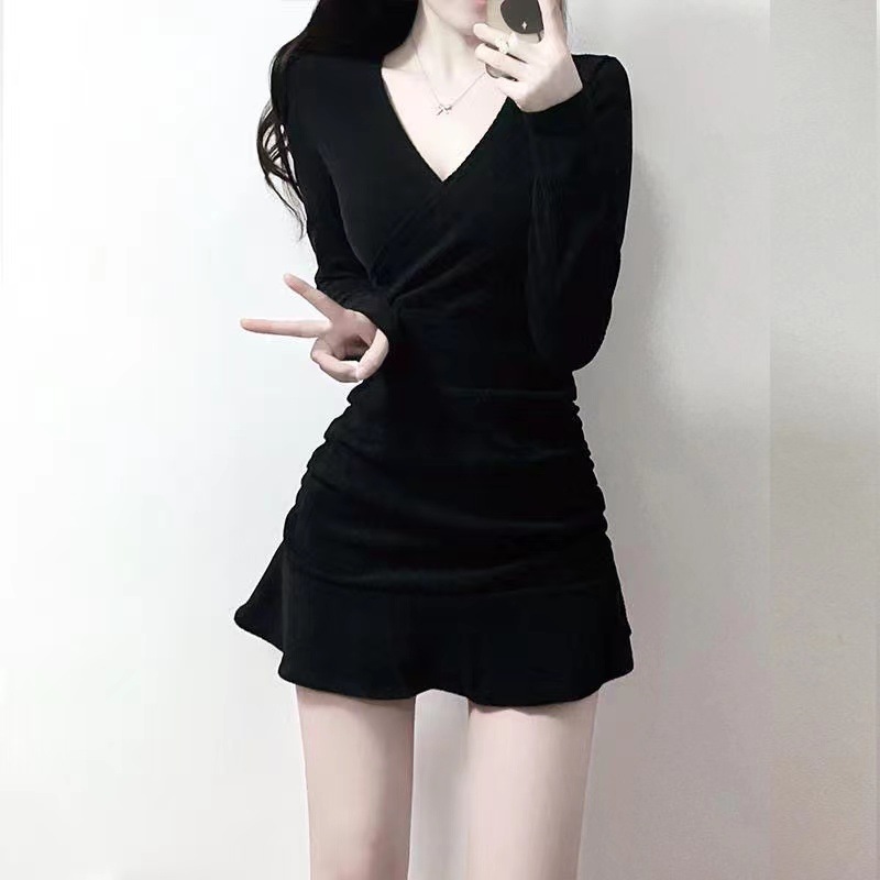 秋冬黑色连衣裙女高级感穿搭小个子显高短裙修身长袖赫本风小黑裙