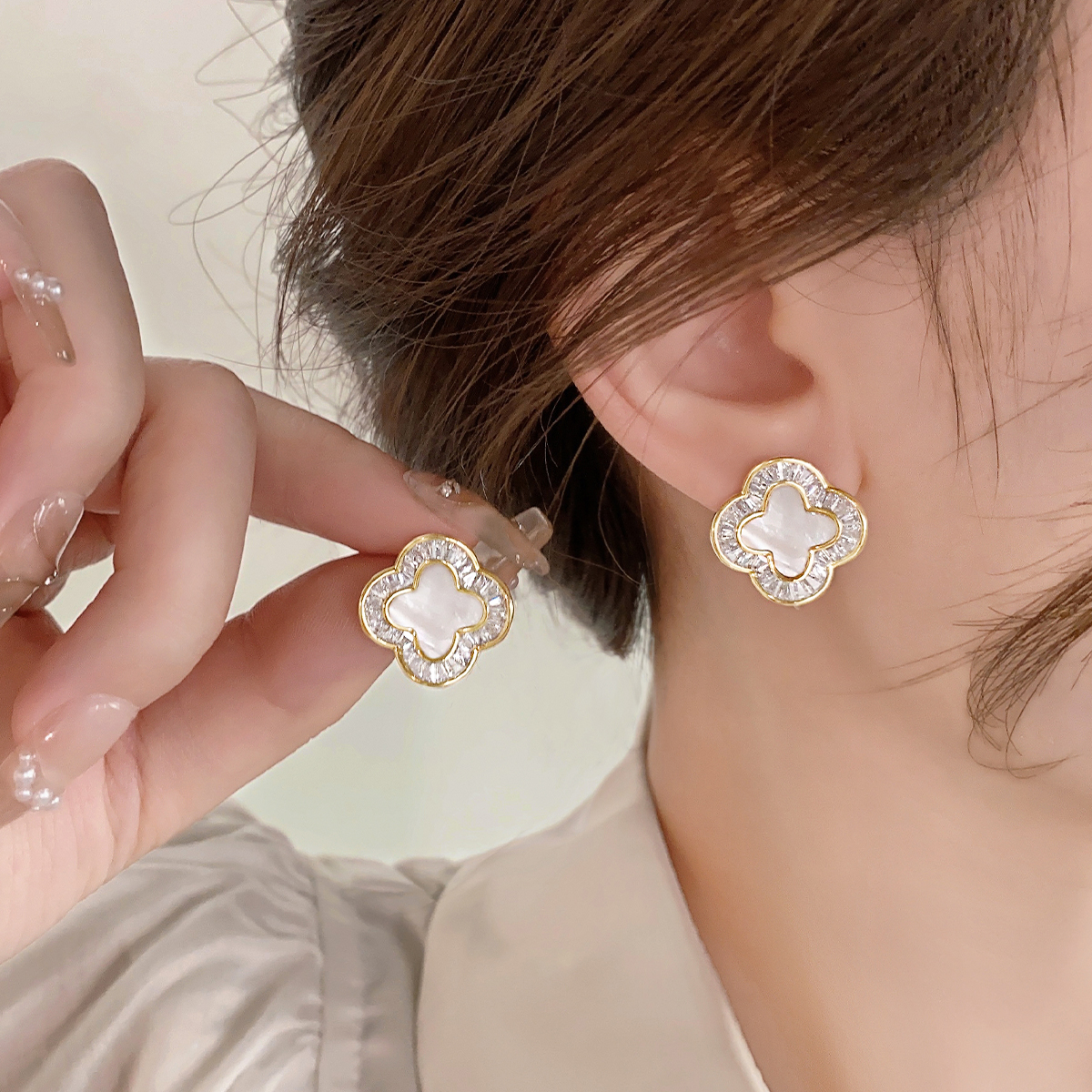 伊灿白色四叶草耳钉女纯银