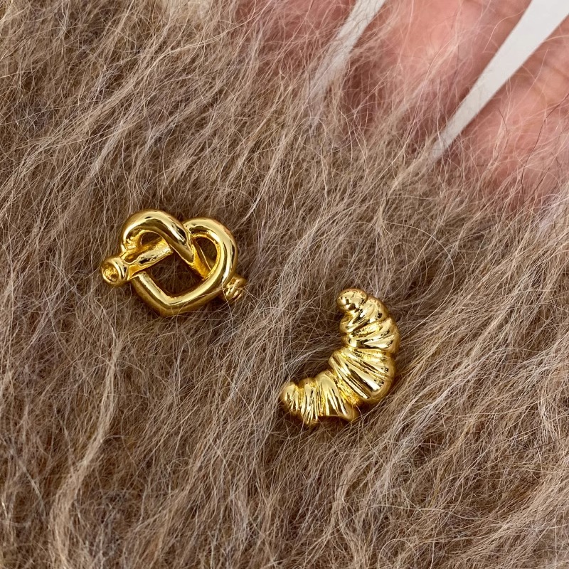 伊灿金属不对称牛角爱心耳钉女