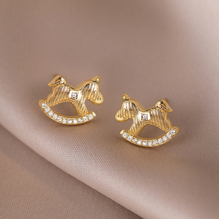 金色木马耳钉女纯银轻奢小众设计感锆石耳环2025新款爆款气质耳饰