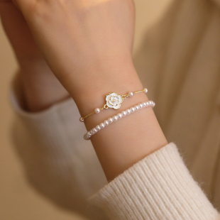双层叠戴珍珠山茶花手链女2026年新款轻奢气质高级感手环时尚手环