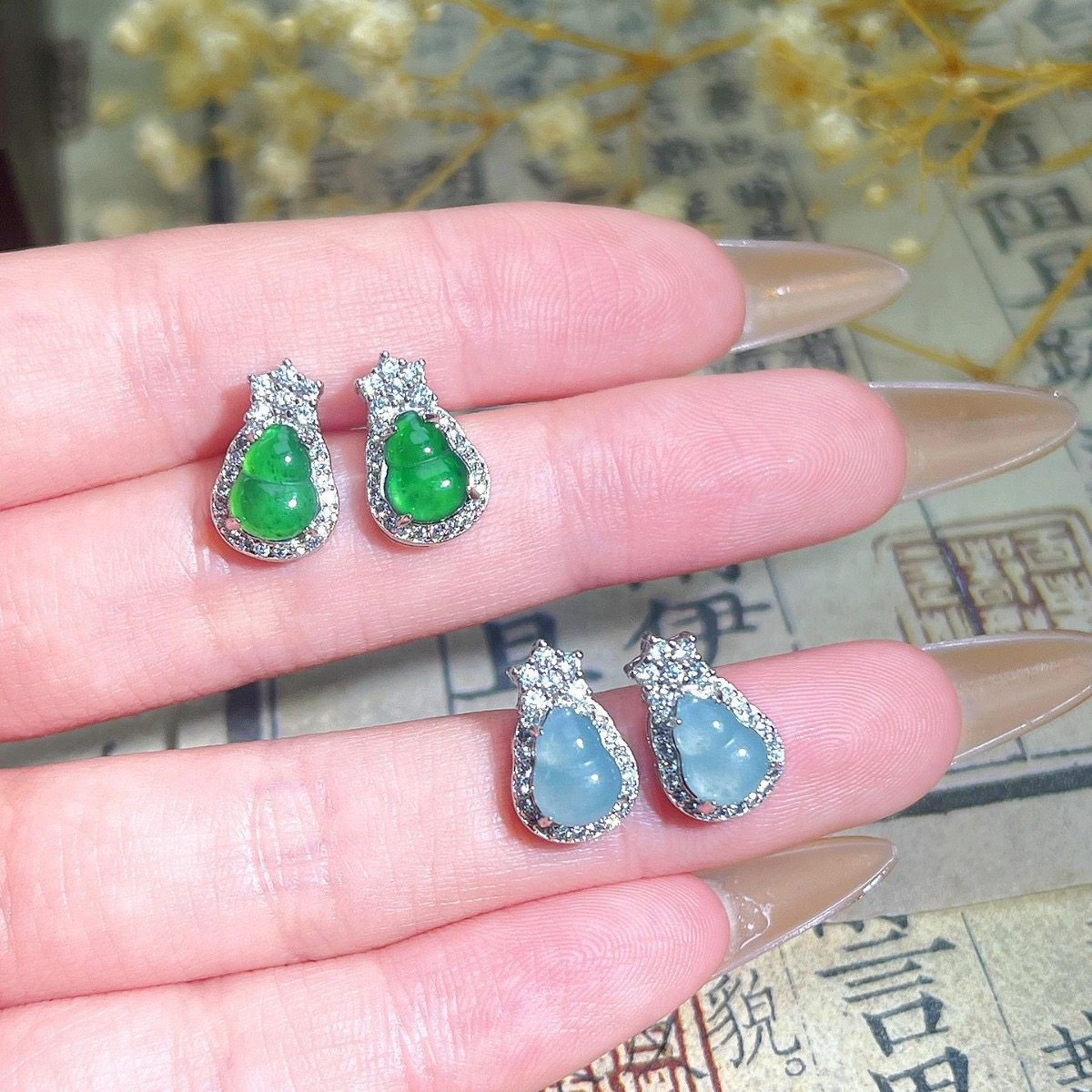 天然危料蓝水翡翠阳绿葫芦耳钉