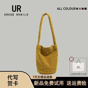 UR原创新款黄果树与冬斜挎毛绒包女2026大容量单肩腋下水桶托特包