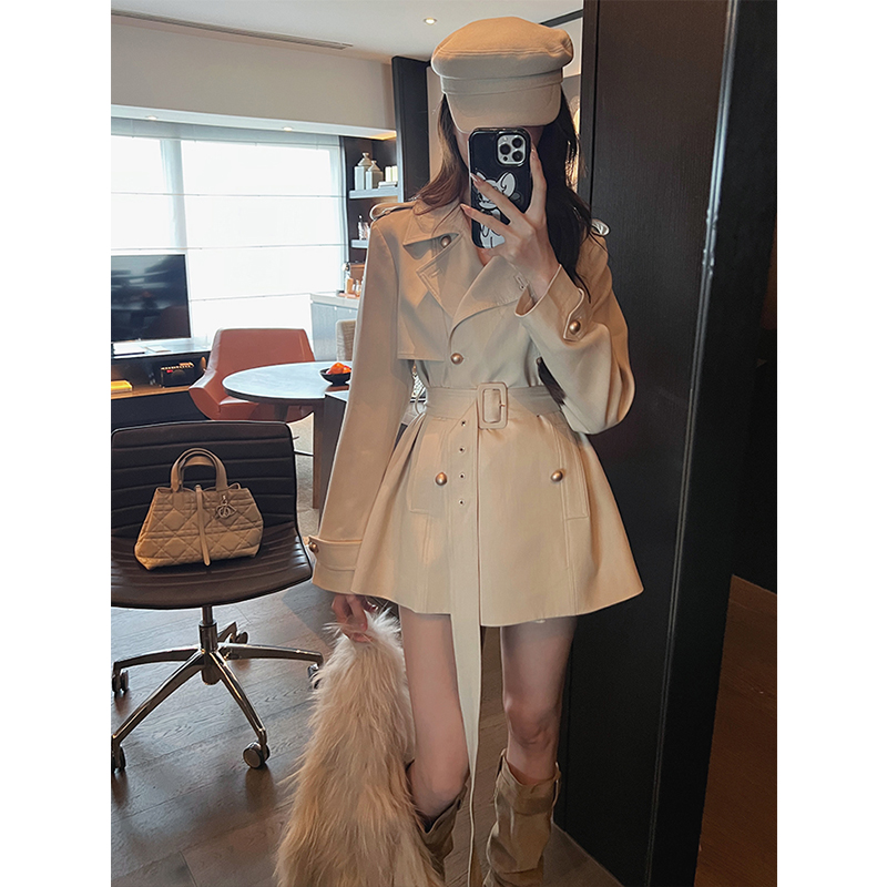 2025秋季新款英伦风翻领双排扣收腰系带卡其色风衣女气质短款外套