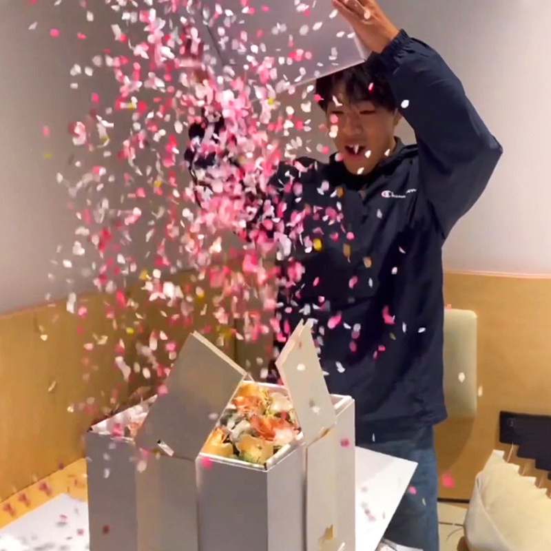 会飞的蝴蝶喷花礼盒惊喜爆炸盒子送女生男女朋友生日仪式感礼物盒