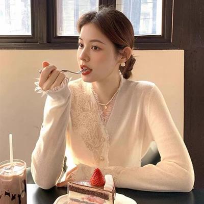 法式白色蕾丝拼接v领开衫毛衣女秋季绝美内搭打底针织衫短款上衣