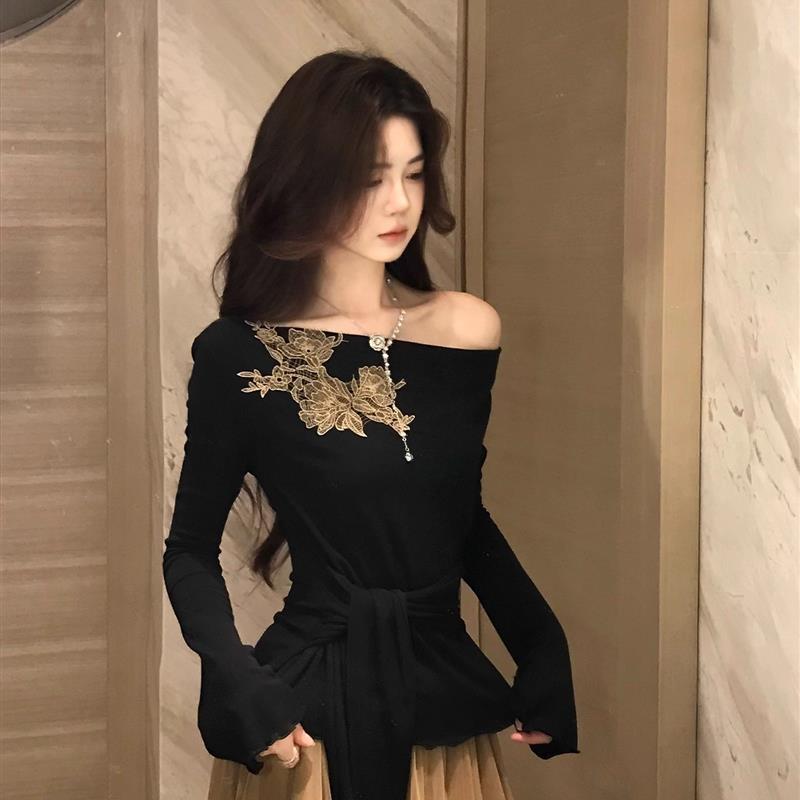 新中式一字肩黑色刺绣长袖t恤女早秋季绑带收腰显瘦修身针织上衣