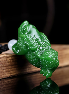 天然新疆和田玉碧玉招财金蟾手把件菠菜绿玉石三足金蟾护身挂件把