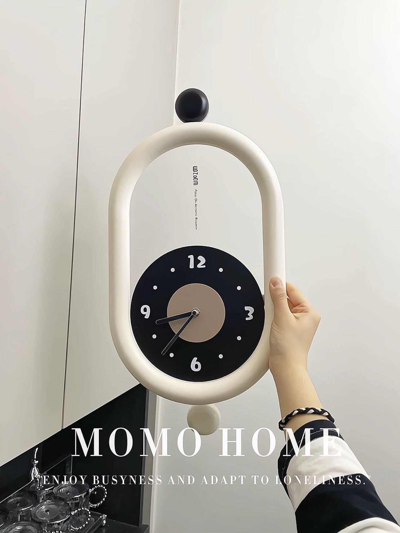 MOMO HOME家居免打孔客厅挂钟2023新款摇摆创意钟表