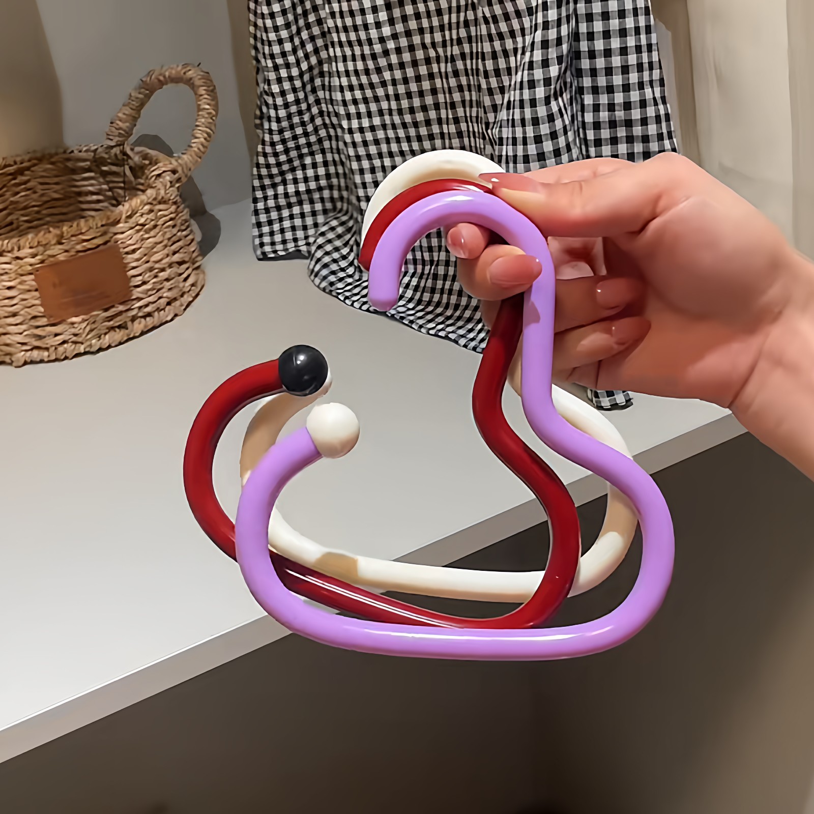 MOMO多巴胺衣帽挂钩家用免打孔衣柜领带腰带围巾置物架无痕便携式