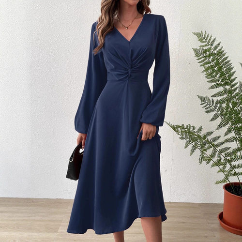 V领纯色长袖连衣裙   V-neck solid color long sleeved dress