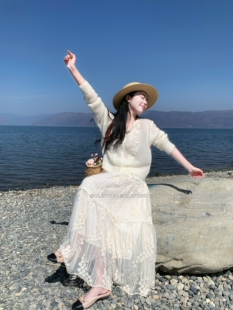 陈可爱 杏色重工蕾丝刺绣半身裙温柔仙气百搭大摆半长裙 2026新款