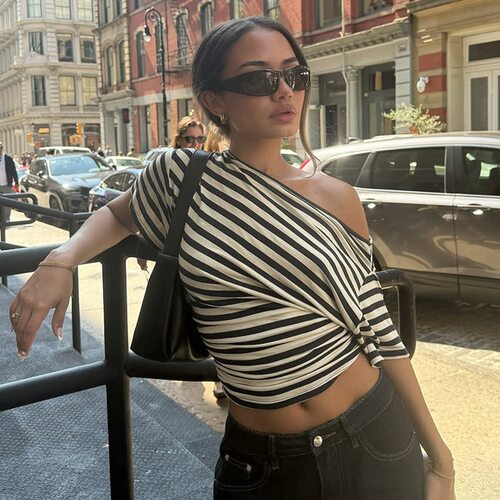 斜肩条纹收腰上衣Slanted shoulder striped waist-concealed top