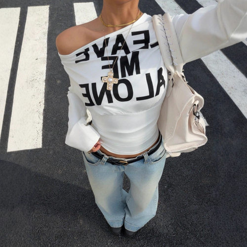 斜肩印花长袖上衣Slanted shoulder printed long sleeved shirt