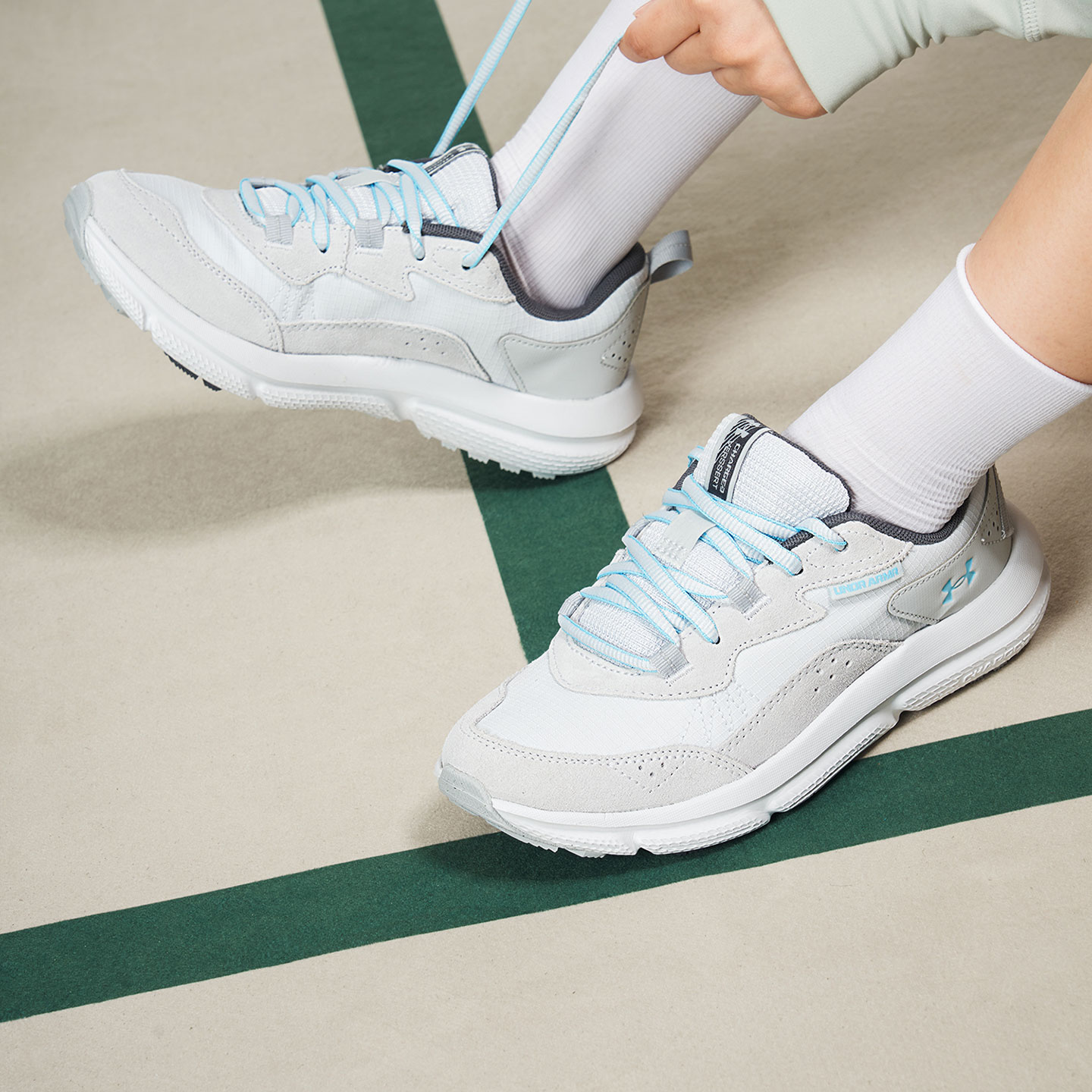 安德玛女子轻便透气跑步鞋