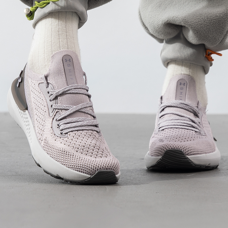 安德玛女子透气舒适跑步鞋