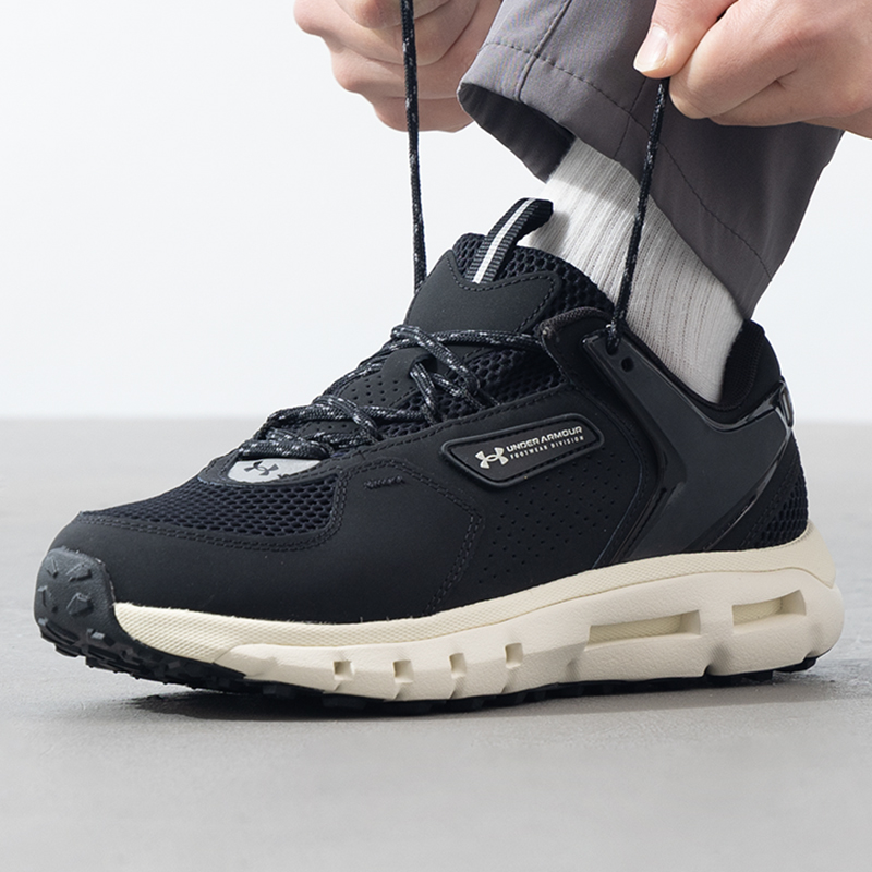 安德玛轻盈舒适男子跑步鞋