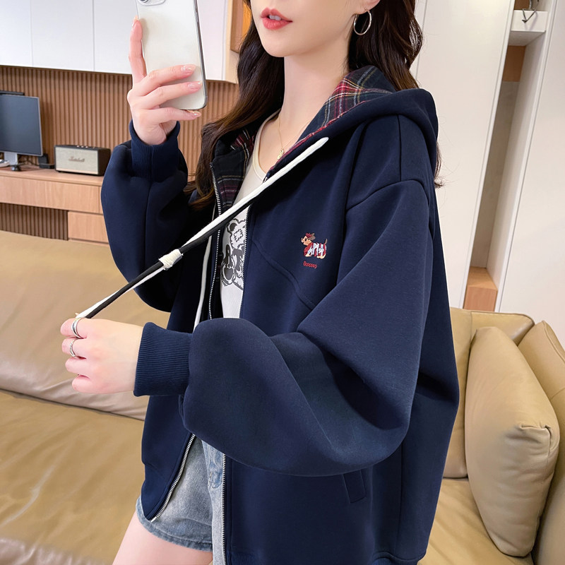 格纹连帽加绒外套女秋冬季2026新款宽松学院风初中生开衫加厚卫衣