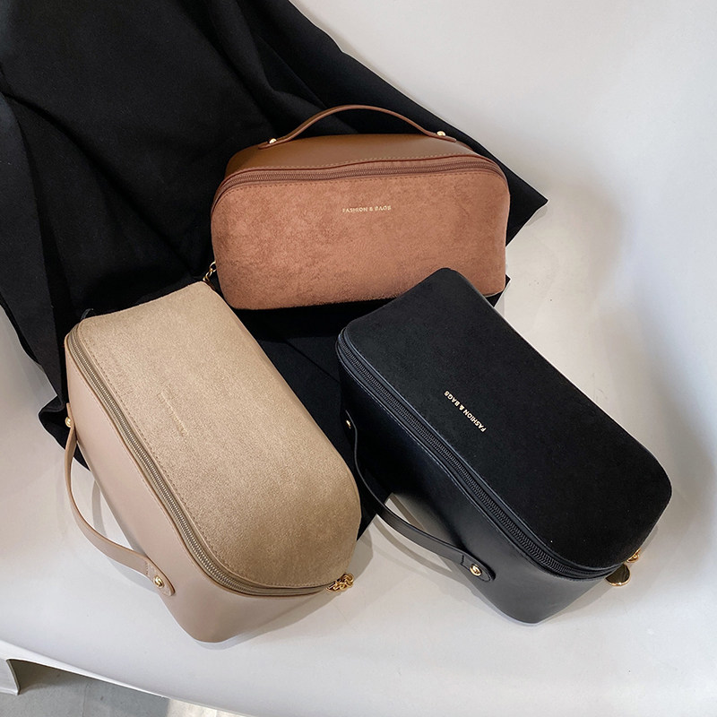 化妆包女高颜值大容量2023新款小众手提便携式洗漱包外出收纳包