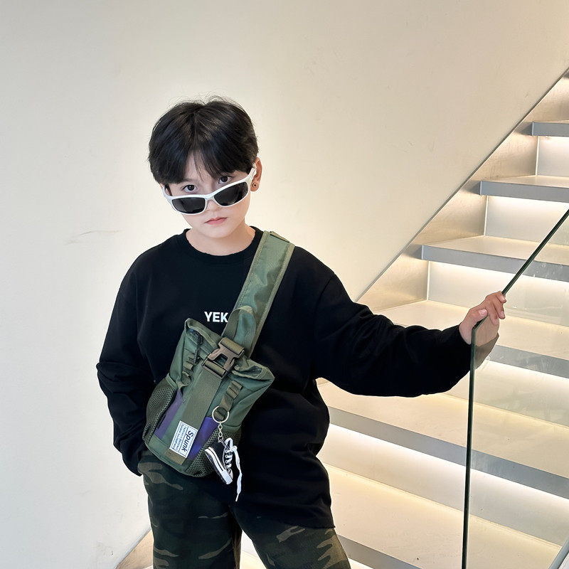 小男孩潮酷个性斜挎包时尚百搭户外运动胸包男女童洋气网红登山包