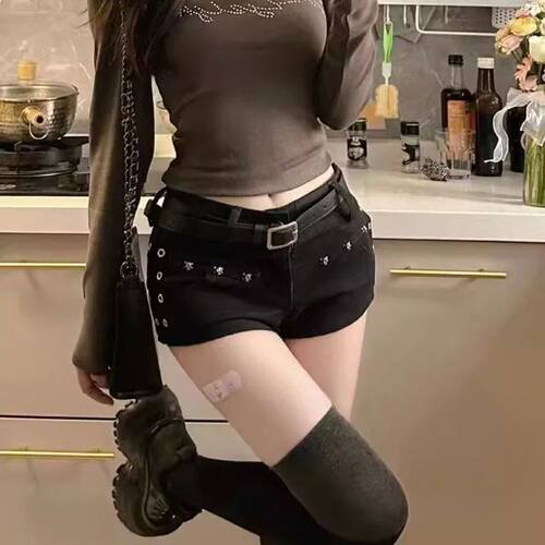 辣妹铆钉装饰低腰包臀牛仔短裤女