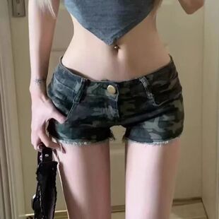 女士迷彩毛边低腰包臀牛仔短裤Spicy Girl Fringe Camo Shorts