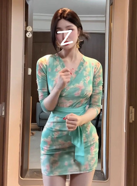 法式小众气质性格纯欲显瘦包臀裙新款时尚御姐度假印花大码连衣裙