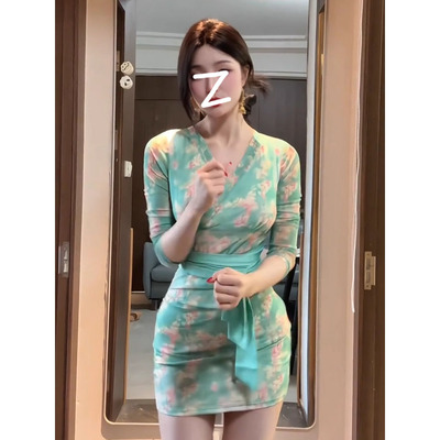 法式小众气质性格纯欲显瘦包臀裙新款时尚御姐度假印花大码连衣裙