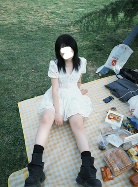 小众设计感清新温柔甜美风白色V领连衣裙新款微胖镂空设计公主裙