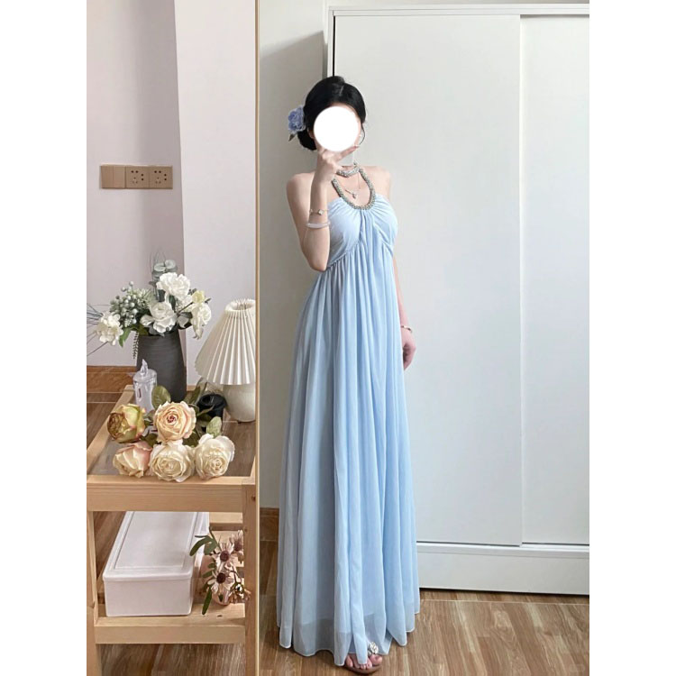 度假优雅时尚高级感挂脖连衣裙新款微胖大码小众温柔风气质长裙子