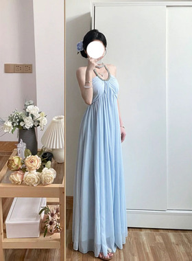 度假优雅时尚高级感挂脖连衣裙新款微胖大码小众温柔风气质长裙子