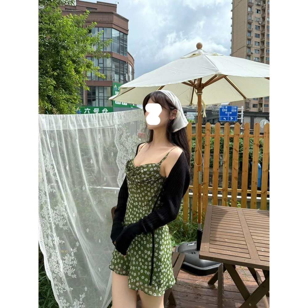 小众绿色无袖碎花吊带连衣裙夏季新款法式显瘦通勤修身显瘦裙子女