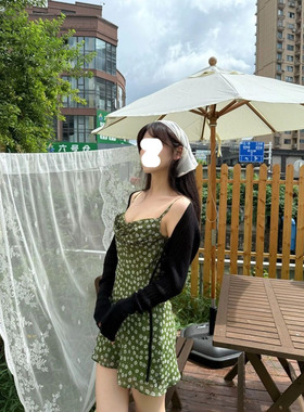 小众绿色无袖碎花吊带连衣裙夏季新款法式显瘦通勤修身显瘦裙子女