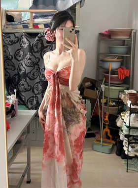 大码女装高级感梨形身材收腰显瘦吊带连衣裙女设计感复古印花长裙