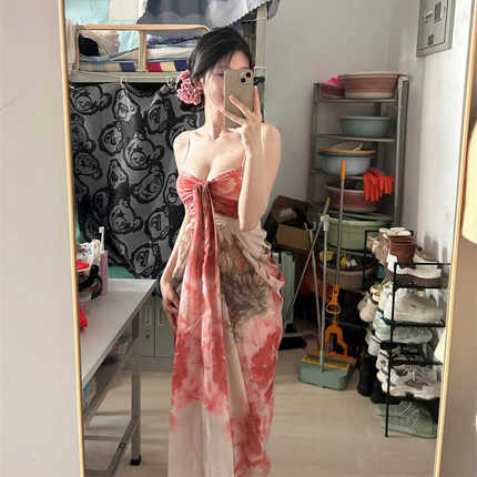 大码女装高级感梨形身材收腰显瘦吊带连衣裙女设计感复古印花长裙