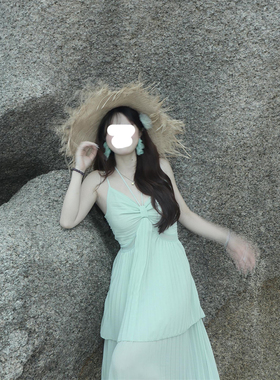 复古夏季超仙绝美浪漫风新款绿色V领褶皱吊带连衣裙微胖时尚长裙
