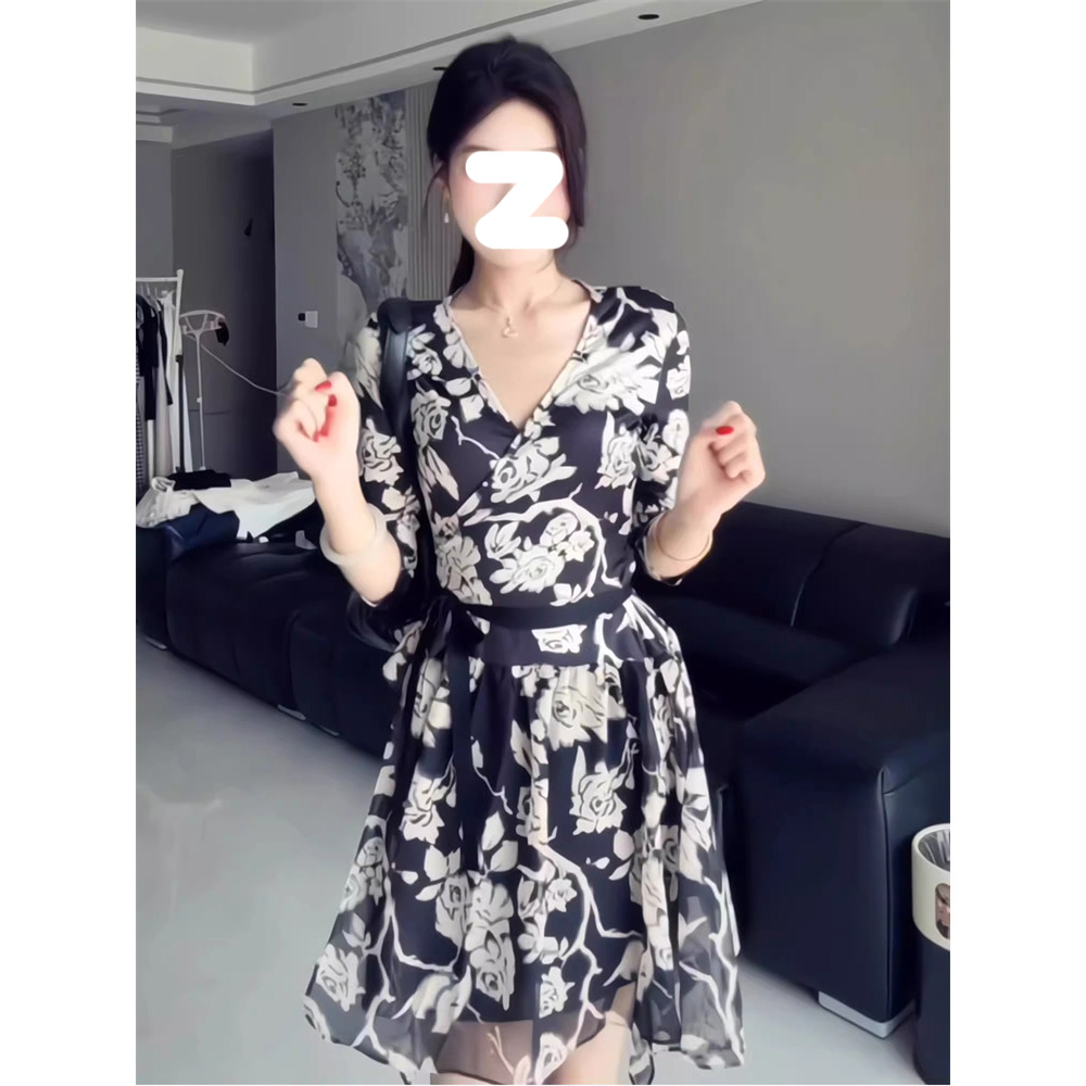 法式高级感时尚气质减龄新款收腰显瘦碎花连衣裙微胖时尚百搭裙子