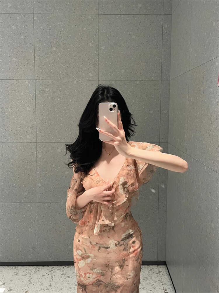 露肩收腰显瘦V领夏季绝美连衣裙