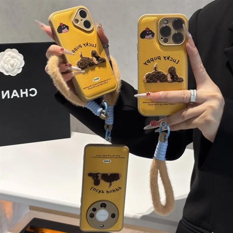 刺绣小狗挂绳适用苹果17手机壳iPhone16/15秋冬新款华为PURA70可爱MATE60PRO情侣VIVOS30超火RENO14防摔K80潮