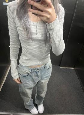 美式复古灰色条纹纽扣U领长袖T恤女早春修身打底衫甜辣bm短款上衣