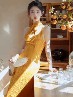新中式改良旗袍裙挂脖连衣裙高级提花削肩无袖长款晨袍年会礼服女