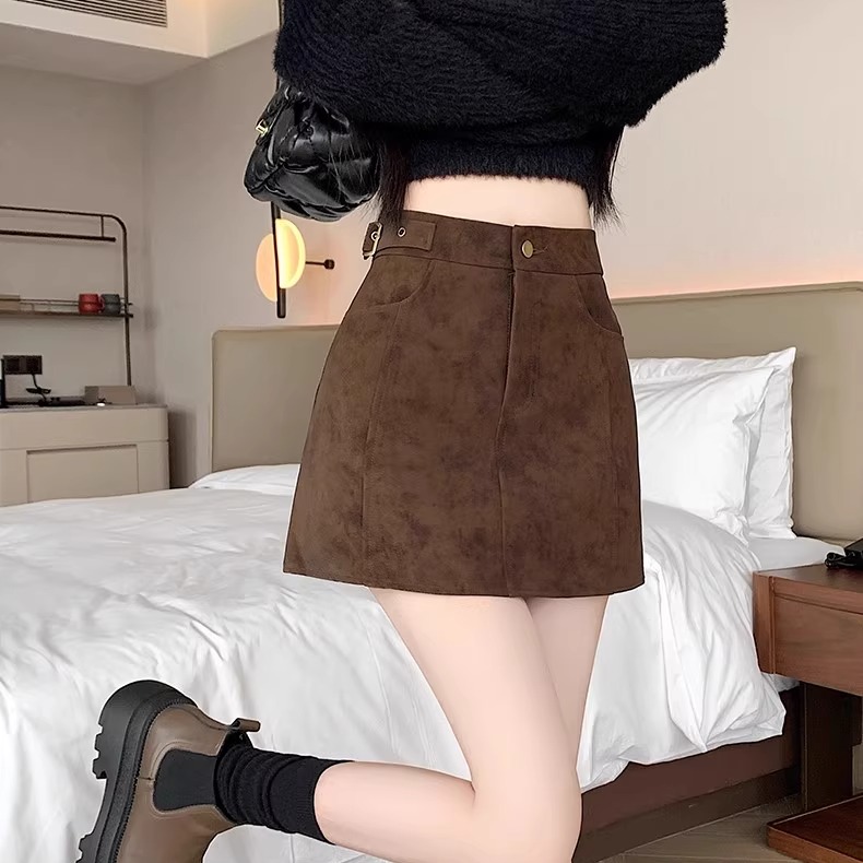 美拉德咖色鹿皮绒半身裙女秋冬微胖mm高腰a字包臀裙配长靴短裙子